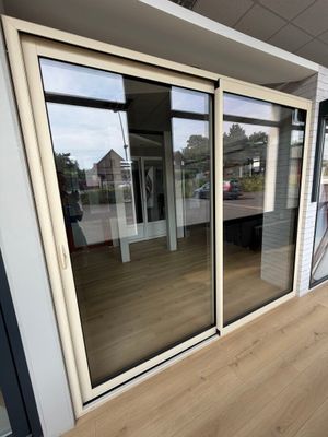 une grande porte coulissante en verre à l'extérieur d'un immeuble
