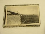 une vieille photo montrant un groupe de personnes jouant au baseball sur un terrain