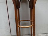 un tabouret en bois posé sur le sol en béton