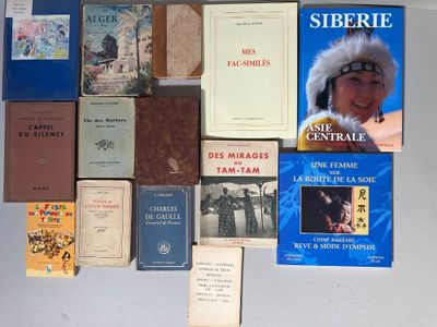 de nombreux livres posés sur une table