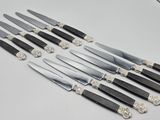 six couteaux sont alignés sur une table