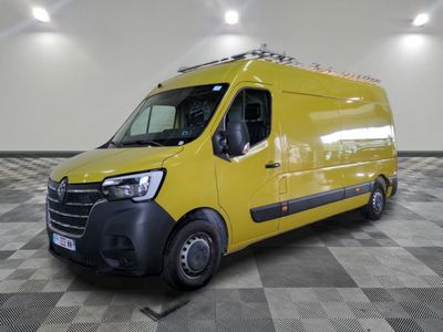 La camionnette jaune est garée dans une grande pièce dont le sol est en damier.