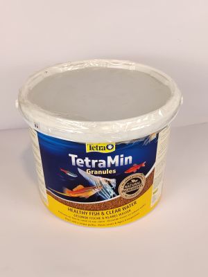 un pot de nourriture pour poissons « Tetra-Min » posé sur une table