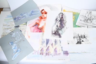 de nombreux dessins sur un plateau de table blanc