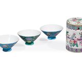 trois tasses et une boîte ornées d'un motif
