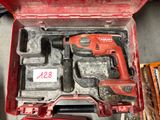une boîte à outils rouge avec des outils sur le sol
