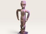 une statue représentant un homme debout sur un socle violet