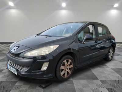 la voiture noire est garée dans le garage sur le sol en damier