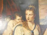 une peinture représentant une femme tenant un enfant sur ses genoux