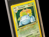 une image d'une carte Pokémon dans un étui en plastique