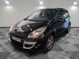 la photo d'une petite voiture noire garée dans un garage
