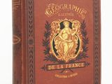 un vieux livre orné d'un emblème doré posé sur une surface blanche