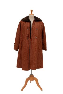 une photo d'un mannequin sur lequel est posé un manteau