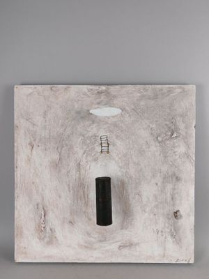 l'image d'un objet en noir et blanc sur une surface grise