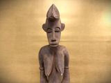 a statue of a man with a hat on his head