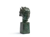 buste en bronze représentant une femme avec un oiseau sur la tête