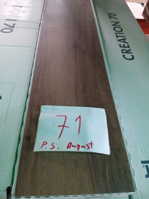 de nombreux types de bois différents qui se trouvent sur la table