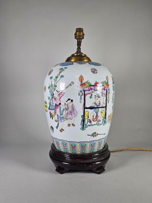 une lampe posée sur une table