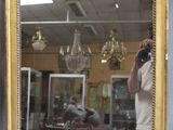 un homme se prenant en photo dans un miroir