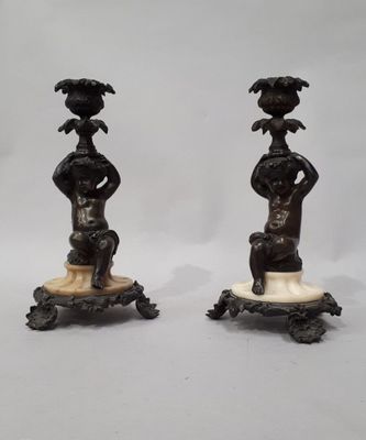 paire de figurines anciennes en bronze d'un garçon et d'une fille