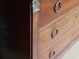 une commode en bois avec un plateau en marbre dans une chambre