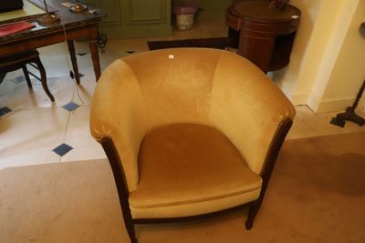 une chaise qui se trouve dans le coin d'une pièce