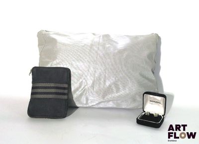 une bague dans un écrin et un coussin sur fond blanc