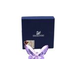 figurine de papillon violet dans un coffret cadeau avec une boîte bleue