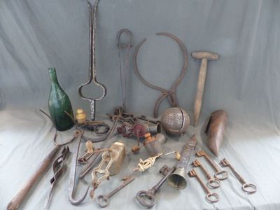 un grand nombre d'outils posés sur une table