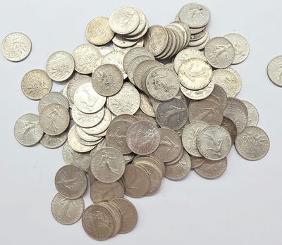 une pile de pièces d'argent sur une surface blanche