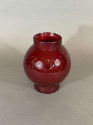 Verrerie ou élément de lanterne en verre rouge, de forme glo…