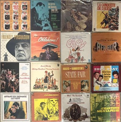 beaucoup d'affiches de films anciens accrochées au mur
