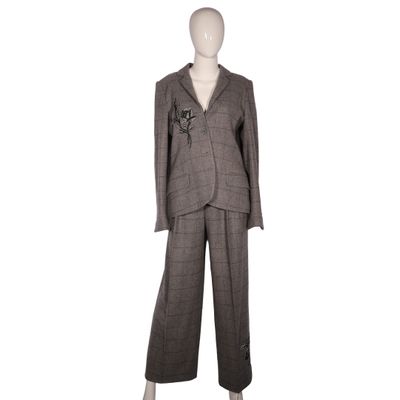 an image of a mannequin wearing a suit and tie on a mannequin mannequin