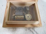 une boîte en bois avec une horloge à l'intérieur