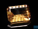 gros plan d'un diamant jaune sur une surface noire