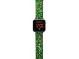 un gros plan d'une montre avec un bracelet vert