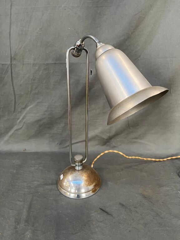Lampe de bureau articulée en métal chromé.