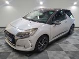 la citrole blanche est garée dans le garage sur un sol en damier
