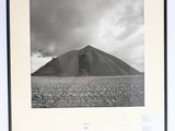 photographie en noir et blanc d'une montagne au milieu d'un désert