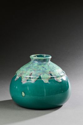 un vase vert posé sur une table