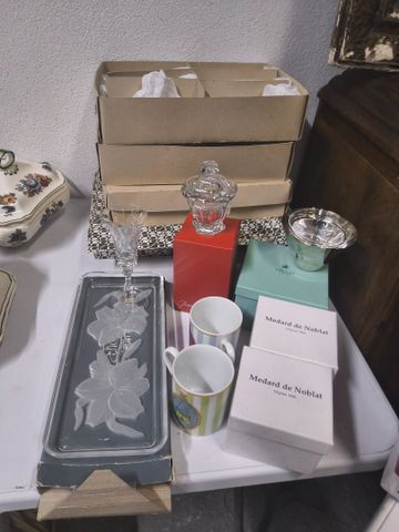 Lot comprenant 24 verres en cristal taillé, 2 tasses en porcelain...