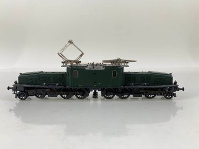 un train vert sur les rails, sur un fond blanc
