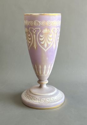 VASE en verre opalin de forme fuseau à décor de palmette sur…