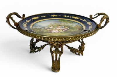 un plateau décoré, orné d'une peinture, posé sur un socle