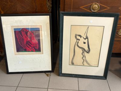 deux gravures encadrées représentant un homme et une femme, posées sur une table