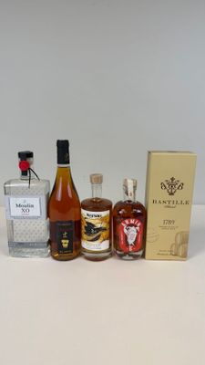 des bouteilles d'alcool et une caisse de spiritueux posées sur une table