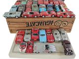 un lot de petites voitures dans une vitrine