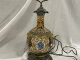 l'image d'une lampe posée sur une table