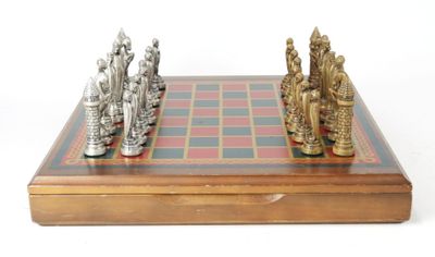 un échiquier avec des pièces d'échecs, sur fond blanc