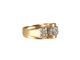 gros plan d'une bague en or et diamants sur fond blanc